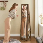 Rangement à bijoux sur pied avec finition bois rustique