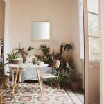 Miroir carré au style épuré, parfait pour un intérieur lumineux