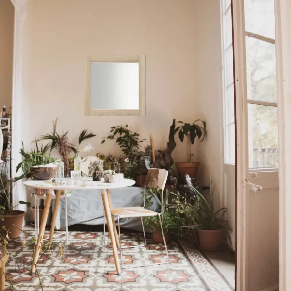 Miroir carré au style épuré, parfait pour un intérieur lumineux