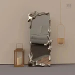 Grand miroir sur pied au design effet métal liquide