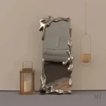 Miroir sur pied élégant, finition métal liquide