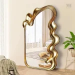 Miroir Sur Pied au Fini Doré Sculptural