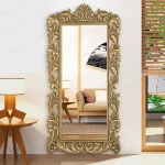 Miroir en bois sculpté au style baroque élégant