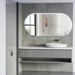 Miroir imposant pour une salle de bain raffinée