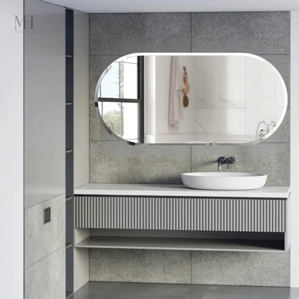 Miroir imposant pour une salle de bain raffinée