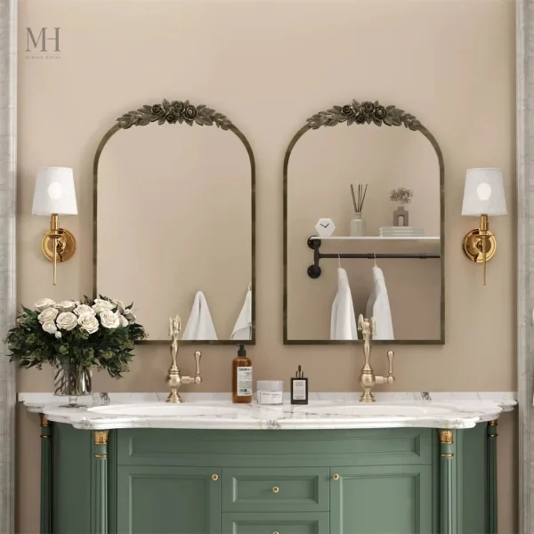 Miroir mural baroque en finition dorée raffinée