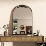 Miroir doré avec cadre baroque pour intérieur chic