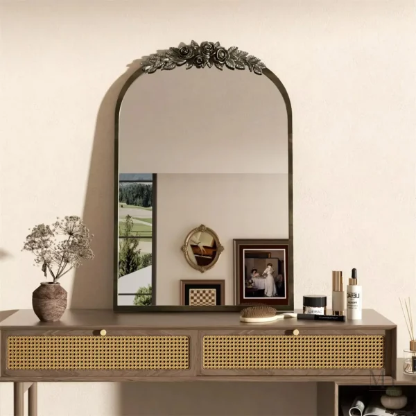 Miroir doré avec cadre baroque pour intérieur chic