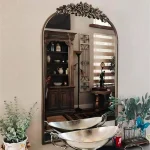 Miroir mural au style ancien avec touche dorée
