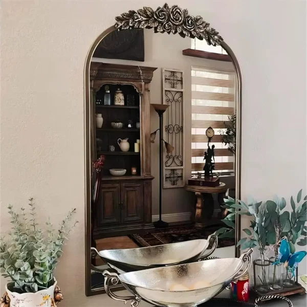 Miroir mural au style ancien avec touche dorée