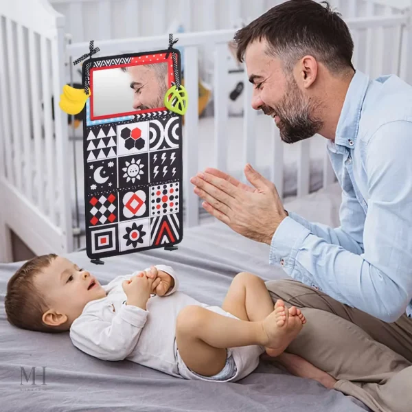 Miroir noir et blanc pour stimuler les sens de bébé