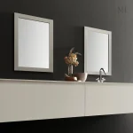 Miroir simple avec cadre argenté pour salle de bain