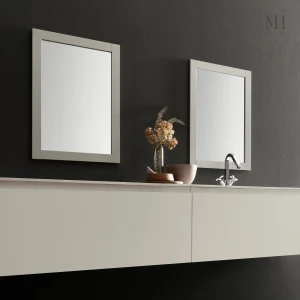 Miroir simple avec cadre argenté pour salle de bain
