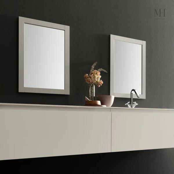 Miroir simple avec cadre argenté pour salle de bain
