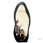 Miroir design organique sur pied pour chambre