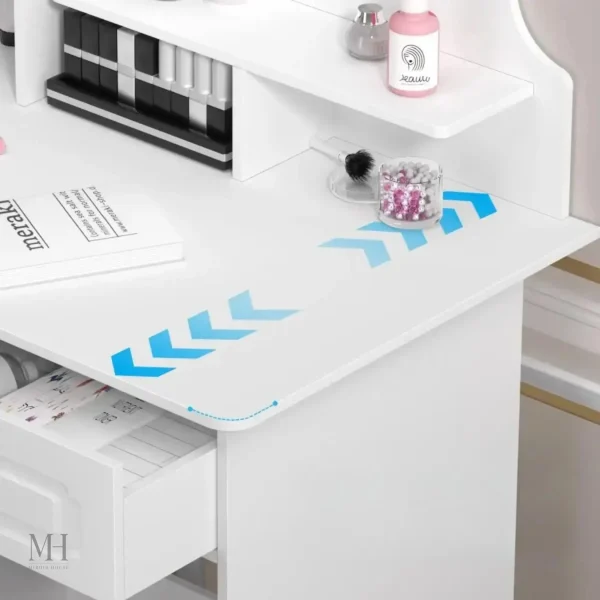 Espace de beauté fonctionnel avec miroir et lumière LED