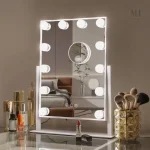 Miroir lumineux pour retouches de maquillage faciles