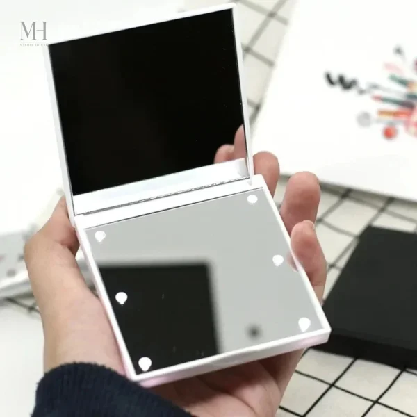 Miroir compact avec grossissement et éclairage LED intégré