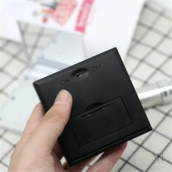 Miroir maquillage pratique, léger et lumineux pour retouches rapides
