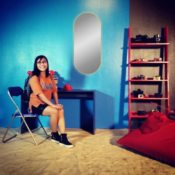 Miroir décoratif doré au style moderne