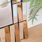 Miroir mural au design doré raffiné