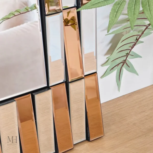 Miroir mural au design doré raffiné