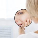 Miroir compact avec ventouse pour utilisation facile