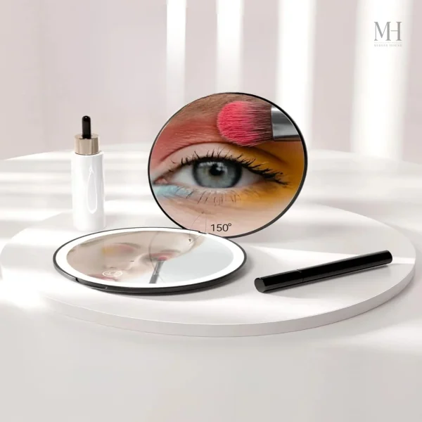 Accessoire de beauté avec miroir grossissant intégré