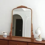 Miroir élégant avec détails sculptés raffinés