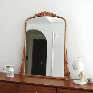 Miroir élégant avec détails sculptés raffinés