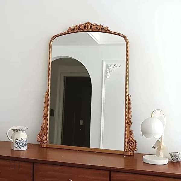 Miroir élégant avec détails sculptés raffinés