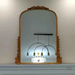 Miroir décoratif doré au design classique