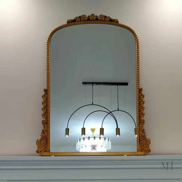 Miroir décoratif doré au design classique