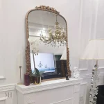 Miroir avec cadres ornés pour un intérieur lumineux