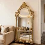 Miroir sur pied en style baroque doré