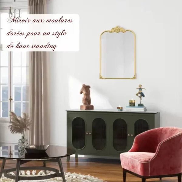 Miroir à moulure dorée, touche de luxe