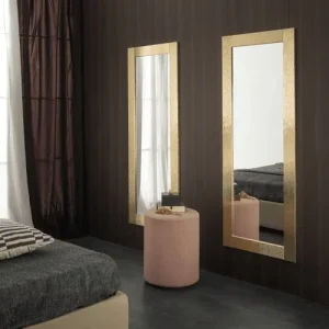 Miroir mural design doré pour un salon élégant