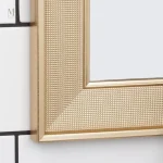 Miroir rectangulaire avec finition dorée, style raffiné