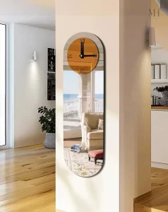 Horloge intégrée dans un miroir en verre