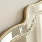 Miroir contemporain avec une touche artistique