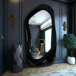Miroir design doré sur pied, style sculptural