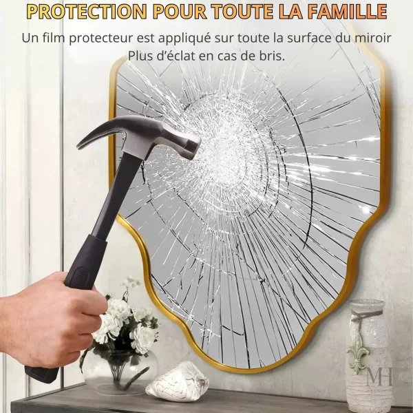 Miroir asymétrique avec contours dorés pour salle de bain