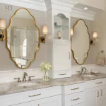 Miroir contemporain sur mesure pour une salle de bain élégante