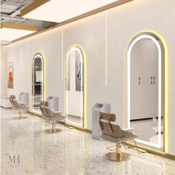 Miroir design doré pour salon de coiffure moderne