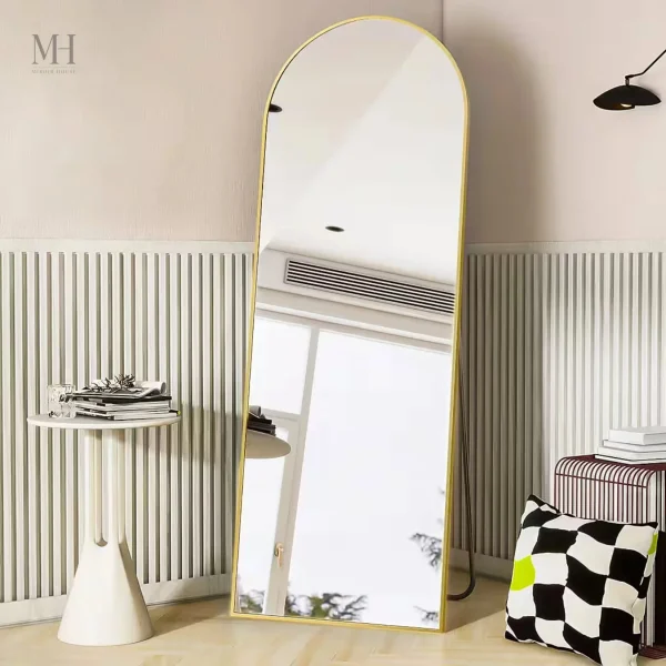 Miroir de sol doré avec design arrondi élégant