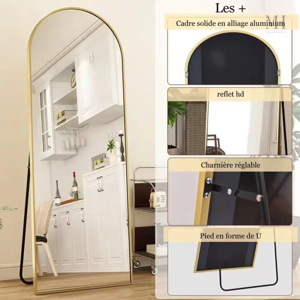 Miroir décoratif sur pied, finition dorée et arrondie