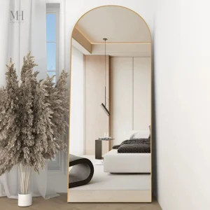 Miroir sur pied doré au design moderne et contemporain