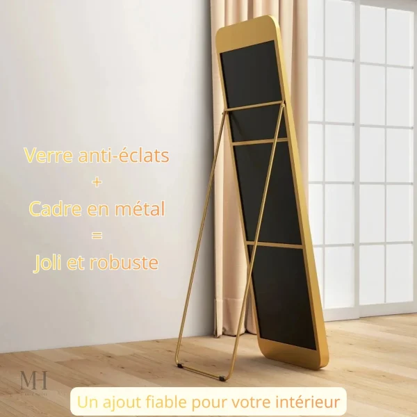Miroir sur pied doré, accessoire de décoration tendance
