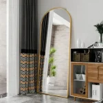 Grand miroir doré sur pied, style chic et moderne