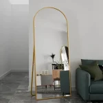 Miroir sur pied, finition dorée et grande taille pour valoriser l'espace